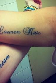 paar zwarte arm in zwarte Engelse letter tattoo patroon