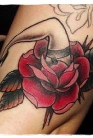 ramię duży czerwony kwiat z wzorem tatuażu nogi kobiety
