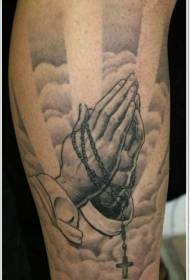 spalvingas juodas pilkos spalvos maldos rankos ir dangaus kryžiaus rankos tatuiruotės raštas