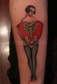 old school kar színű nő szív alakú csont tetoválás mintával
