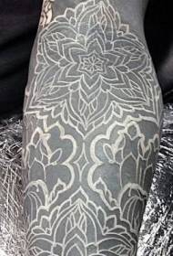 幻想的な黒と白の花の腕のタトゥーパターン