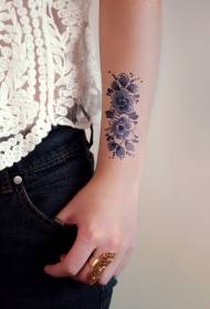 Brazo lindo azul flor vintage tatuaje patrón