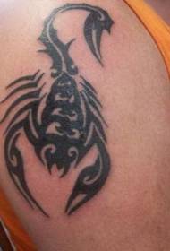 grouss schwaarz Stamm Scorpion Tattoo Muster