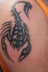 grand motif de tatouage de scorpion tribal noir