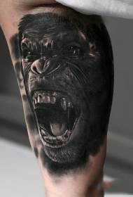 upea mustavalkoinen realistinen vihainen gorillavarren tatuointikuvio