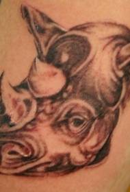 patrón de tatuaje de rinoceronte gris negro en el brazo masculino