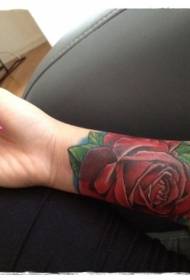 mergaitės rankos paprastas didelis raudonos rožės tatuiruotės modelis