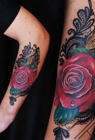 팔 여러 가지 빛깔의 붉은 장미와 레이스 문신 패턴