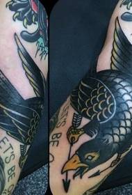stari školski krak vrana sa strelicom uzorak boje tetovaže