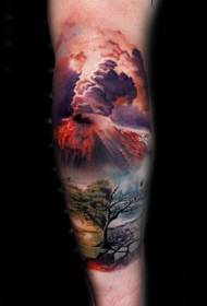 braccio color albero solitario e modello di tatuaggio vulcano in fiamme