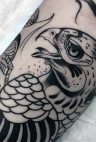 Al Schoul Aarm Hand gezeechent schwaarz a wäiss Adler Tattoo Muster