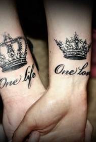 Paar Handgelenke schöne Krone und englisches Alphabet Tattoo Muster