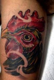 il braccio disegna un modello di tatuaggio testa di gallo molto realistico