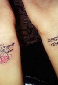 flor rosa fofa e alfabeto latino tatuagem padrão