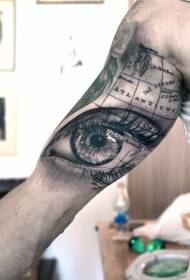 Olho de mulher realista de braço com padrão de tatuagem de mapa náutico