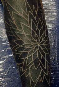 mkono mkubwa mweusi na muundo mzuri wa tattoo nyeupe