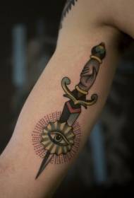 кинджал боба і травмоване око намальовані татуюванням візерунок