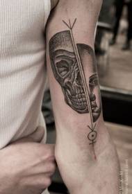 braț model de tatuaj pe jumătate de arc și pe jumătate uman negru-gri