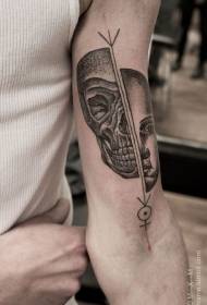modello di tatuaggio a metà arco e metà uomo grigio-nero