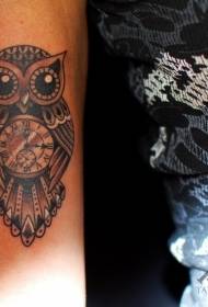 қара және ақ үкі тәрізді әдемі сағаттық татуировкасы