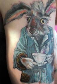 Modello tatuaggio braccio colorato coniglio e tazza di caffè