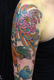 Skouer geverfde chrysant tattoo-patroon