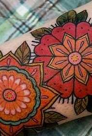 Modello di tatuaggio fiore braccio