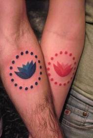 手臂藍色和紅色蓮花情侶紋身圖案