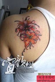 Le spalle dei ragazzi guardano solo dall'altra parte del motivo del tatuaggio floreale