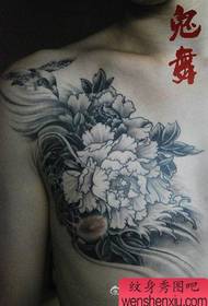 Dada budak lalaki anu alus pola tattoo peony hideung