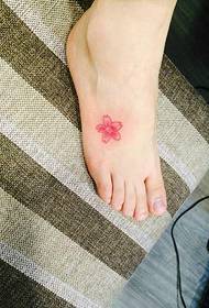 Slika male trešnje tetovaže lijepa i svježa