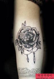 हातावर सुंदर काळा आणि पांढरा गुलाब टॅटू नमुना