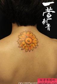 Ragazza di ritornu simpaticu tatuu di fiore di girasole