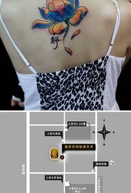 Прекрасан женски узорак тетоваже лотоса на леђима девојака