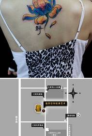 Bello modello femminile del tatuaggio del loto sul retro delle ragazze