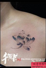 Klasičen črno-beli vzorec tetovaže iz lotosa na prsih