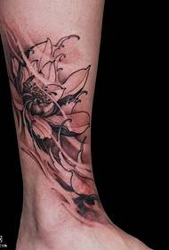 Klasičen vzorec tetovaže lotusa na gležnju