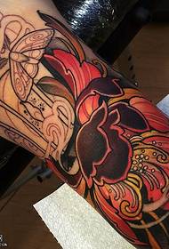 Modello tatuaggio peonia polpaccio