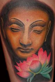 Nydelig fargerik Buddha-statue med lotus-tatoveringsmønster