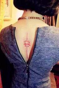 Rode lotus tattoo patroon op de rug