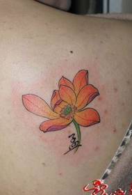 Lotus tatoveringsmønster med en skulderfarge