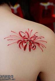 Un bellu è bellu tatuatu di u fiore spalla nantu à a spalla