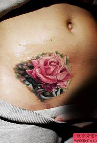 Vacker mage vackert färgad rosatatuerad tatuering