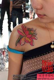 mtindo wa tattoo ya lotus ya msichana wa bega