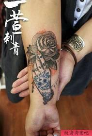 Un bellissimo modello di tatuaggio rosa che è popolare nel braccio