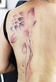 Bella schiena, bellissimo e popolare modello di tatuaggio a loto a mano libera