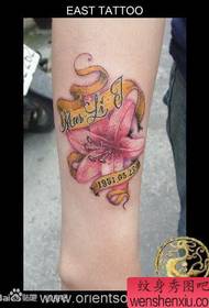 Рука красивая поп-цвет лилии татуировки