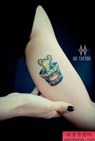 мала тетоважа на кактус на внатрешната страна на раката