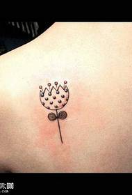 Patrón de tatuaje masculino delgado posterior