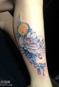 Kızın bacakları, lotus dövme deseni